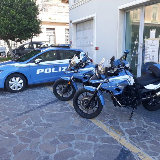 Litiga con la moglie e cerca di buttarla dal sesto piano: salvata dalla polizia di Alassio