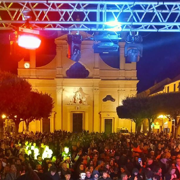 A Pietra si accende il Natale: luci, musica, tradizioni e doppio concerto di Capodanno