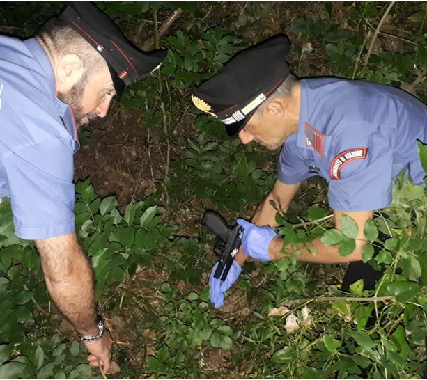 Finale, ciclista aggredito con pistola e rapinato della E-bike: arrestato 19enne della Val di Susa