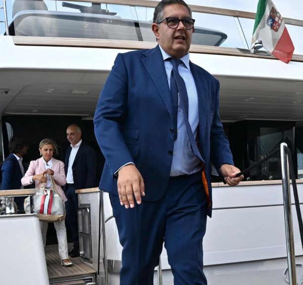 Arresto Toti, i retroscena della bufera giudiziaria: le microspie sullo yacht di Spinelli