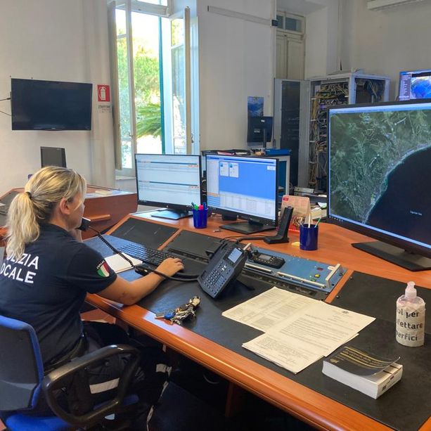 Deruba due fratelli sul treno, si azzuffa con loro, poi tenta di disfarsi della refurtiva gettandola nella spazzatura: arrestato a Loano
