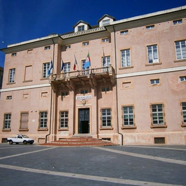 Infortunio alla schiena, privazione di mansioni e multa disciplinare: il Comune di Loano condannato a risarcire un operaio