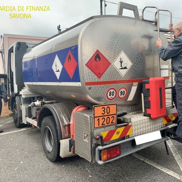 La Guardia di Finanza sequestra depositi irregolari di gasolio a Vado e Stella: 5 denunce