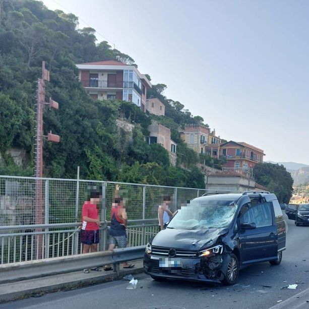 Finale, schianto moto-auto sulla Sp 490: soccorsi mobilitati, traffico in tilt