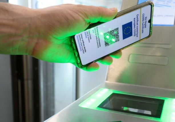 Rubano la foto di un medico da Savonanews e la utilizzano per &quot;vendere&quot; Green Pass: la truffa su Telegram