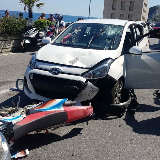 Violento scontro auto-moto sull'Aurelia a Bergeggi: un codice rosso all'ospedale Santa Corona (FOTO)