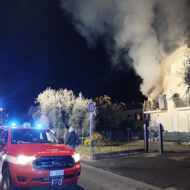 Pietra, incendio in un appartamento di via Padre Alberti: mobilitati i soccorsi
