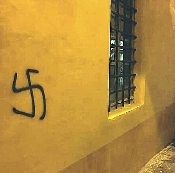Svastica scarabocchiata su un muro in pieno centro di Finalmarina