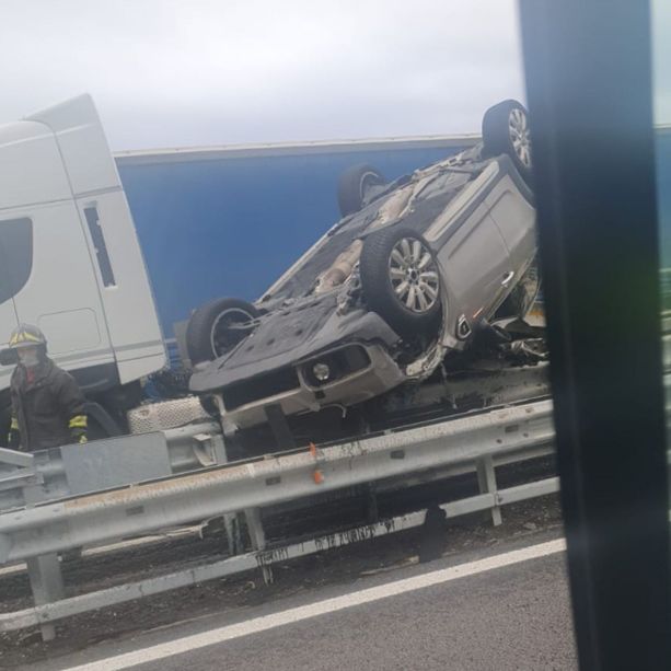 Auto cappottata sull'A10 a Savona, diversi chilometri di coda in direzione Genova (FOTO)