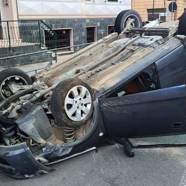 Auto cappottata a Laigueglia: tre feriti al Santa Corona