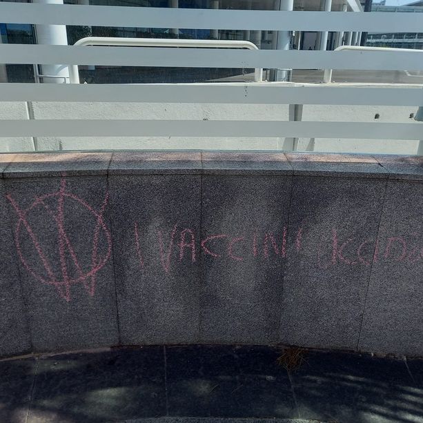 &quot;Salviamo i bambini, i vaccini uccidono&quot;: ancora scritte No Vax a Savona