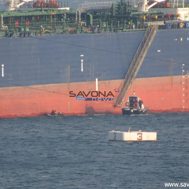 Antiterrorismo allertato per le esplosioni sulla petroliera &quot;Seajewel&quot;: investigatori in silenzio, ma sale la preoccupazione dei residenti tra Vado e Savona