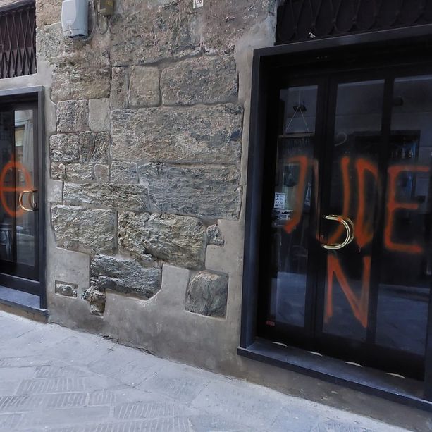Savona, imbrattate le saracinesche di via Pia: croci celtiche e scritte contro gli ebrei (FOTO)