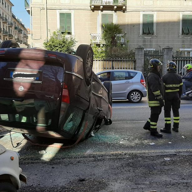 Savona, auto ribaltata in corso Mazzini: soccorsi mobilitati (FOTO e VIDEO)