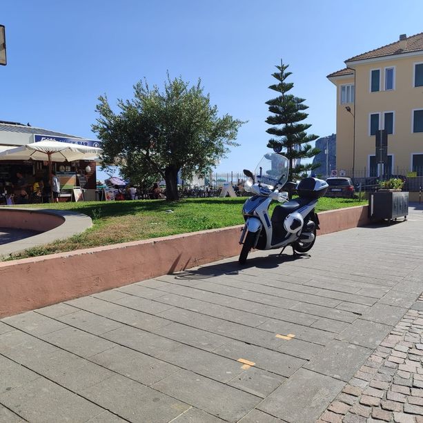 Dà in escandescenza, aggredisce bagnanti e ferisce un poliziotto: attimi di paura nella spiaggia della Finanza a Finale