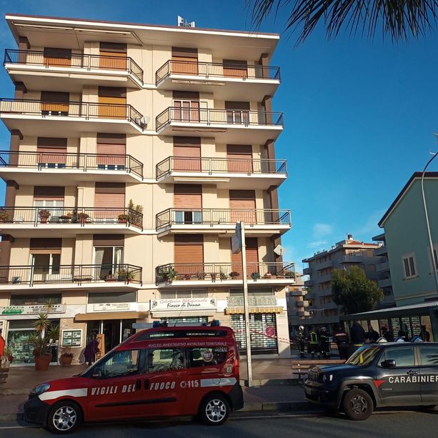 Andora, dopo l'incendio della Palazzina il Comune revoca la sospensione d'uso di due attività commerciali