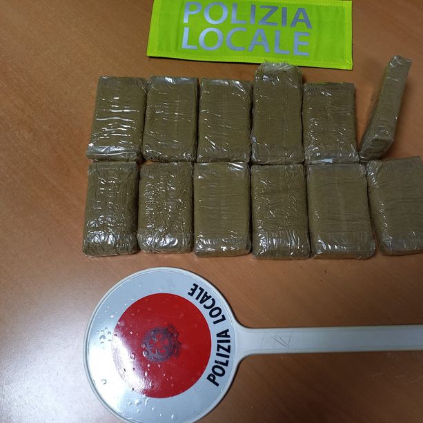 Beccato in flagrante a cedere 2 etti di hashish, tenta la fuga lungo la ferrovia: 30enne arrestato