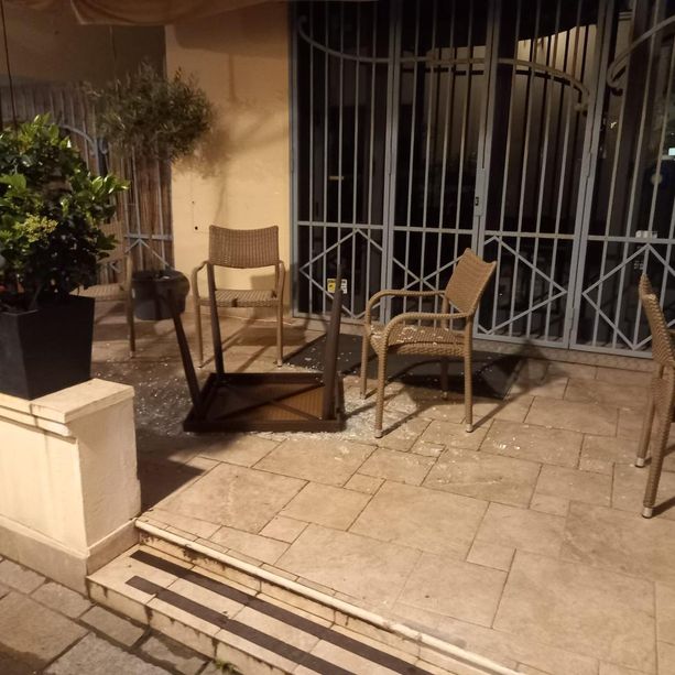 Varazze, atti vandalici nel dehor del ristorante Blackstone Cafè (FOTO)