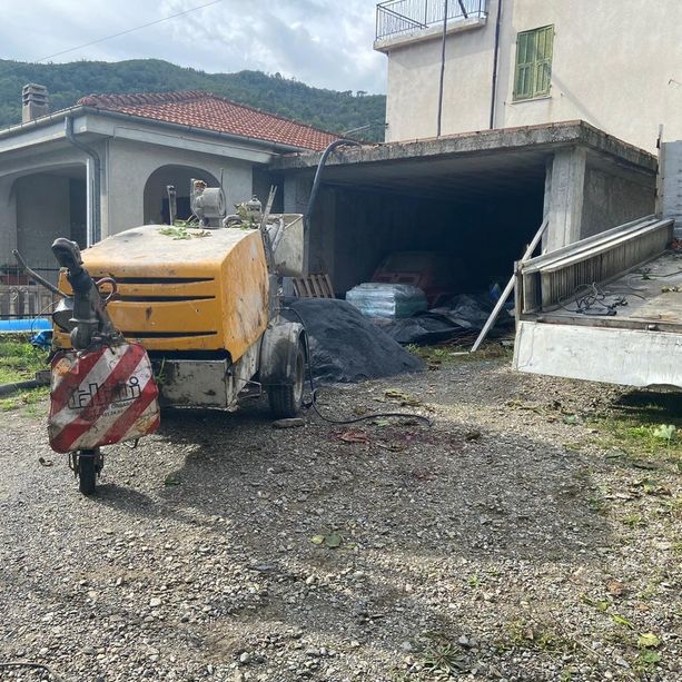 Stellanello, operaio col braccio incastrato nella betoniera: codice rosso al San Paolo