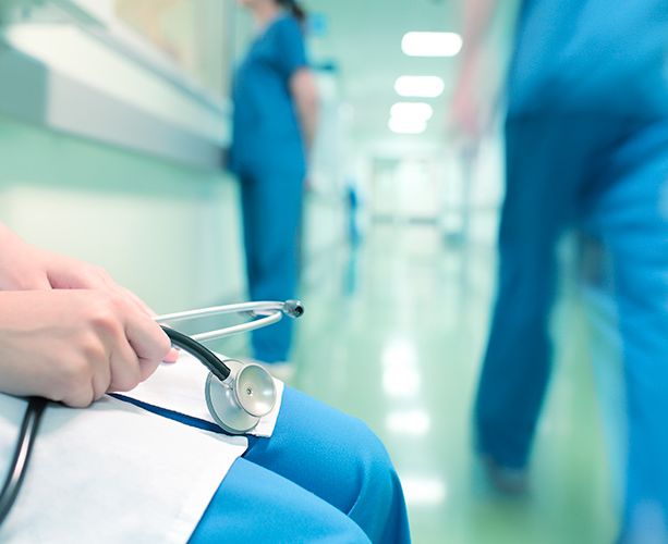 Usufruiva della 104 per accudire i familiari ma lavorava in una struttura privata: ex infermiera rinviata a giudizio