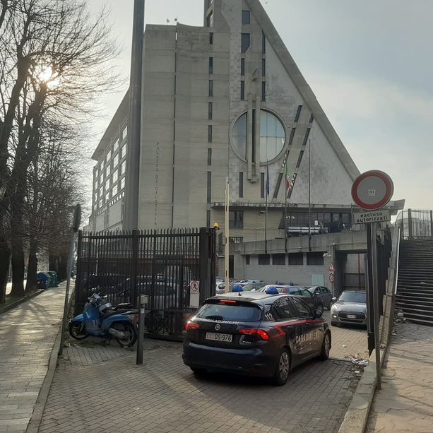 Stupro di gruppo su due minorenni, le immagini finiscono in rete: 5 persone indagate