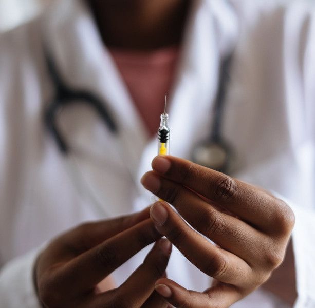 Coronavirus: rapporto tamponi-positivi sempre in calo (5,7%), scendono anche gli ospedalizzati