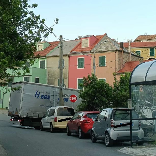 Camion incastrati sulle provinciali a Stella, stufo il sindaco: &quot;Scriverò ad Autostrade, non è possibile che non ci siano indicazioni per i camionisti&quot;