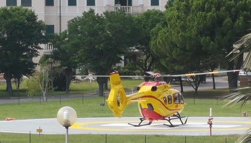 Cengio, 50enne cade da una scala: trasportato in elisoccorso con un grave trauma cranico