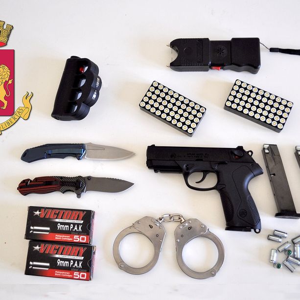Savona, spara con una pistola a salve: denunciato 39enne in possesso anche di due storditori e due coltelli