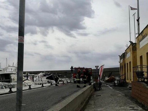Sferra coltellate e incendia sede di Finale Ambiente: si indaga su lite tra colleghi (FOTO e VIDEO)