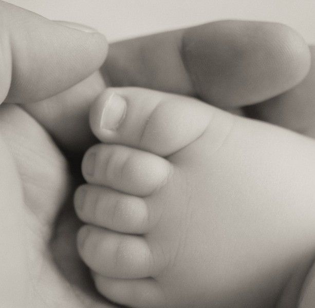 Tragedia nel savonese: bimbo viene alla luce in casa e muore dopo nemmeno 24 ore