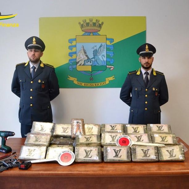 Droga nascosta tra le banane, la Finanza sequestra 83 kg di cocaina nel porto di Vado: arrestati tre albanesi (FOTO e VIDEO)