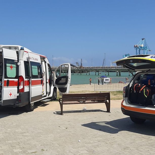 Dramma in spiaggia a Vado Ligure: un uomo accusa un malore e perde la vita