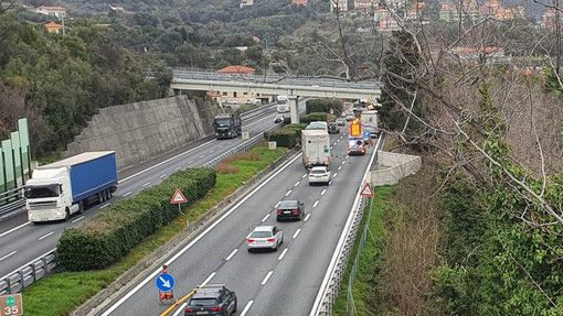 A10 chiusa, una donna con due bambini: &quot;Sento un ticchettio nella mia auto, è una bomba&quot;