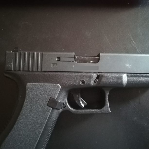 Pubblicano un video di musica trap imbracciando un'arma, perquisizioni della Polizia: era una pistola da soft-air