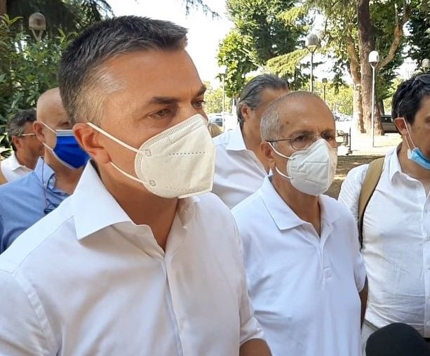 Green pass, il segretario della Lega Rixi non le manda a dire: “Tutti trattati alla stessa maniera, non dividiamo il gregge in pecore bianche e nere”