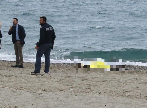 Cadavere sulla spiaggia di Savona, identificato l'uomo: è un 50enne senza fissa dimora