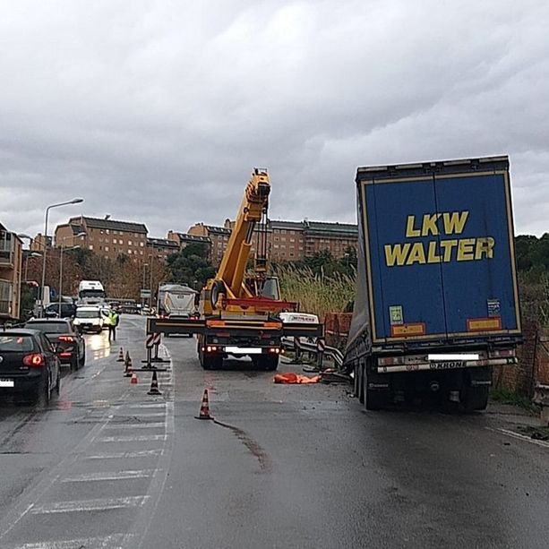 Savona, autoarticolato perde rimorchio in corso Svizzera: disagi al traffico (FOTO)
