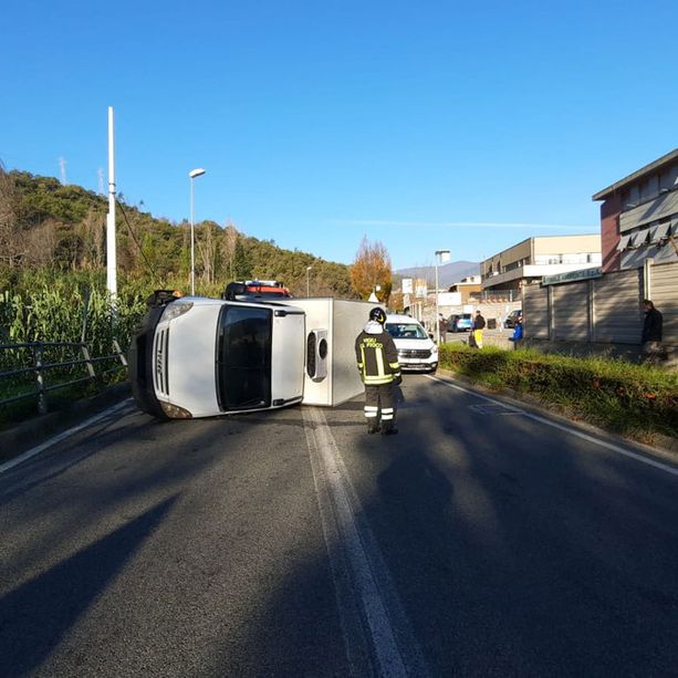 Camion si ribalta nella zona industriale di Finale: un ferito lieve al Santa Corona (FOTO)