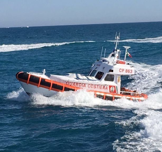 Cadavere in mare a Celle ancora senza nome: lunedì l'autopsia. Mobilitata anche l'Interpol