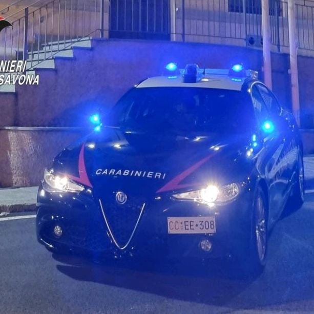 Savona, in preda alla gelosia minaccia la convivente e altre persone con un coltello: 43enne arrestato dai Carabinieri