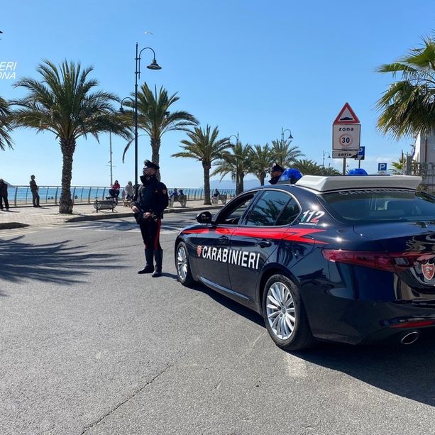 Albenga, violento litigio in strada tra due fidanzati: arrestati dai Carabinieri