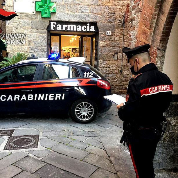 Albenga, follia in piazza delle Erbe: dehors e arredi devastati, denunciati quattro giovani