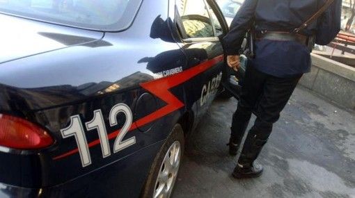 Litiga con il marito, lo investe e poi scappa: indagini dei carabinieri di Andora