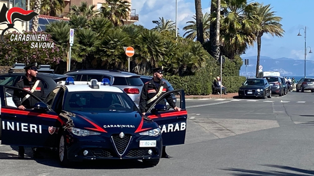 Armati di coltello hanno rapinato una donna a bordo del treno Ventimiglia-Savona: un uomo e una donna arrestati da carabinieri