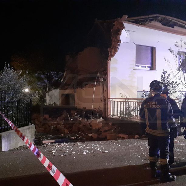 Cairo, esplosione in Strada Santa Maria: sventrata una villetta, un ferito in codice rosso (FOTO)