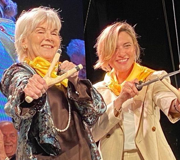 Caterina Caselli e Anna Foglietta premiate con la Fionda 2024: ora sono due splendide Fieue di caruggi di Albenga (FOTO e VIDEO)