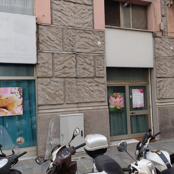 Faceva scegliere dal &quot;menù&quot; delle prestazioni sessuali e avviava alle camere: cinese arrestata a Savona