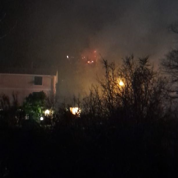 Stella, incendio sulla SS334: distrutto uno chalet in legno
