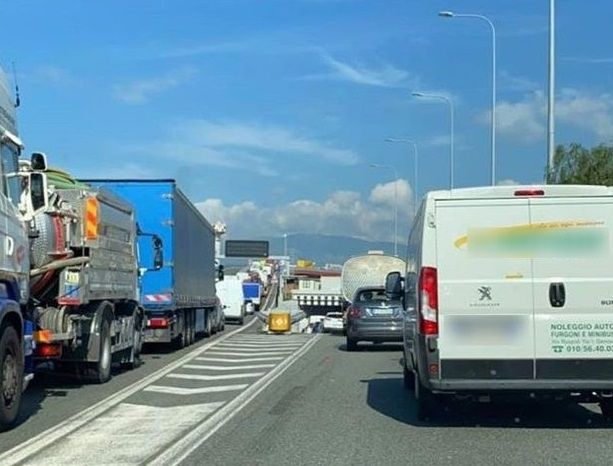Caos autostrade, bordate del presidente Toti contro il ministro De Micheli: &quot;Neppure una riga per rispondere alle nostre richieste&quot;
